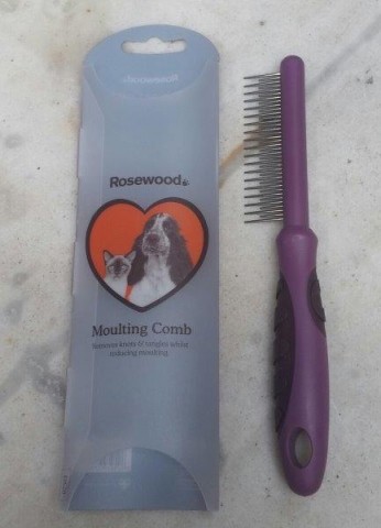 Dit vind ik een handige kam. Laatst samen met een ideale borstel om het beddebgoed schoon te houden online gekocht.